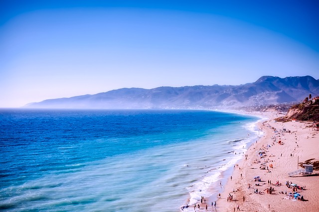 L’actrice Mira Sorvino affirme avoir vu un OVNI à Malibu