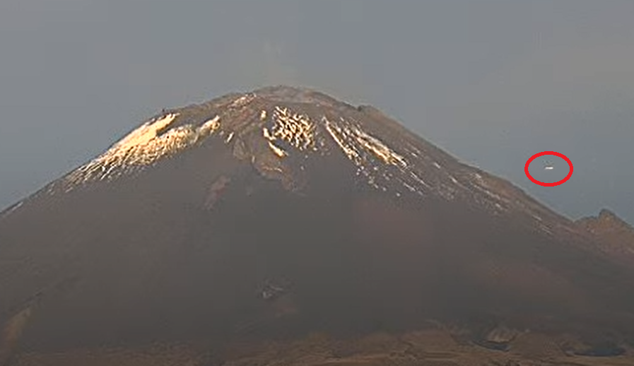 Un long OVNI blanc filmé près d’un volcan mexicain