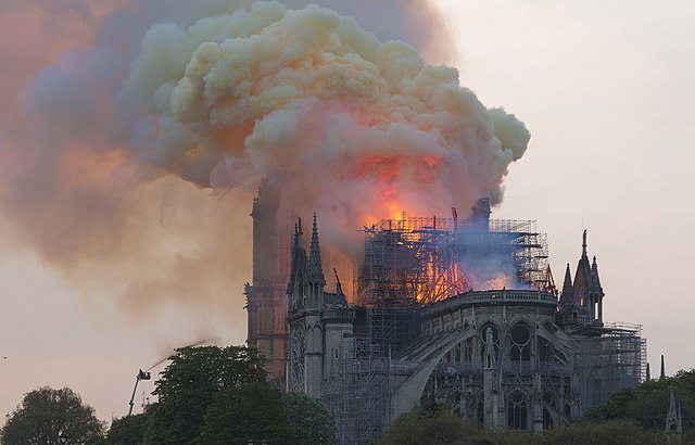 Brigitte Macron a-t-elle voulu remplacer la flèche de Notre-Dame par un phallus ?