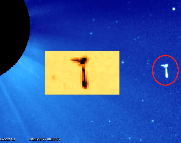 Deux énormes OVNI photographiés par la NASA près du Soleil