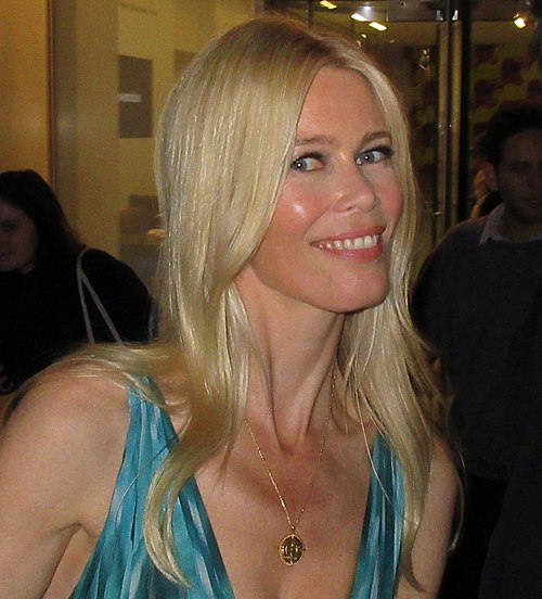Claudia Schiffer révèle que sa demeure Tudor est hantée... par des fantômes « amicaux »